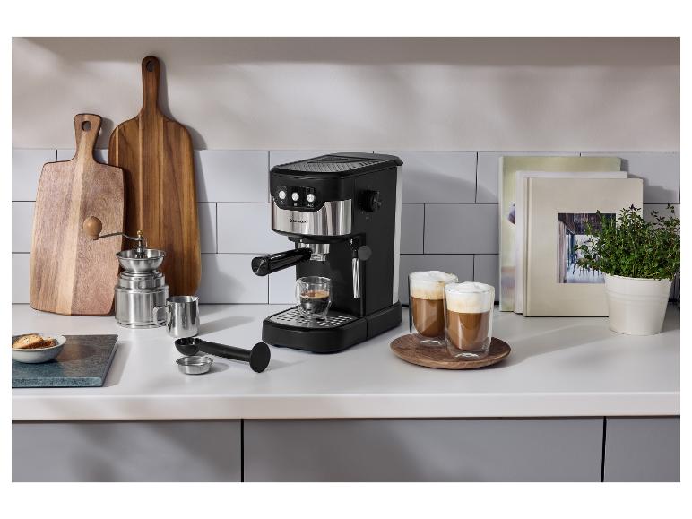SILVERCREST® espressomachine SEMB 1100 B1 op het aanrecht met koffie-accessoires.
