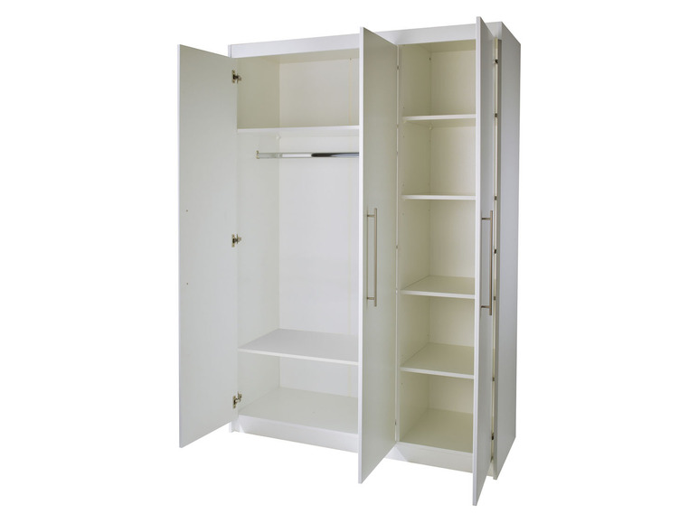 Een witte kledingkast met drie deuren, planken en een kledingroede.