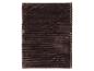 Bruine geribbelde plaid of deken met zachte textuur.