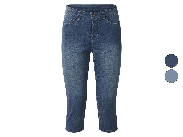 Dames denim capri broek in blauw, met twee blauwtinten ernaast.