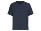 Een donkerblauw T-shirt met korte mouwen.