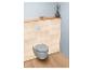 Wandcloset met grijze zitting, houten lambrisering en een lichte houten plank.