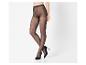 Vrouw draagt doorschijnende zwarte panty en zwarte hoge hakken.