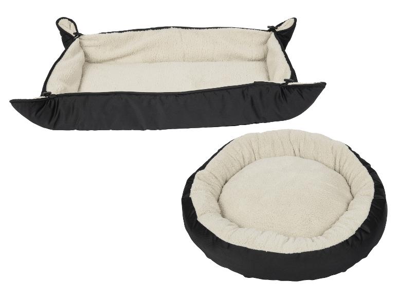 Twee huisdierbedden, één rechthoekig en één rond, beide zwart met een crèmekleurige pluizige binnenkant.