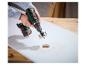 Accuboormachine met gatenzaag boort in een houten plank.