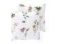 Twee witte kussens met een bruin-groen bloemen- en bladerenpatroon.