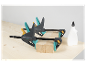 Twee Wolfcraft klemmen op een houten oppervlak met een lijmfles.