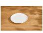 Leeg wit bord op een houten tafel met bladschaduwen