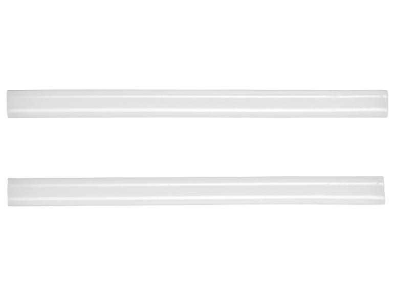 Twee witte, langwerpige plastic strips op een witte achtergrond.