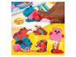 Kinderspeelklei in diverse kleuren en diervormen, met een hand die speelt.