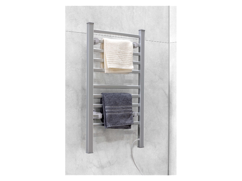 Twee handdoeken hangen aan een elektrische handdoekdroger in de badkamer.