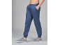 Heren blauwe joggingbroek met grijze sneakers.
