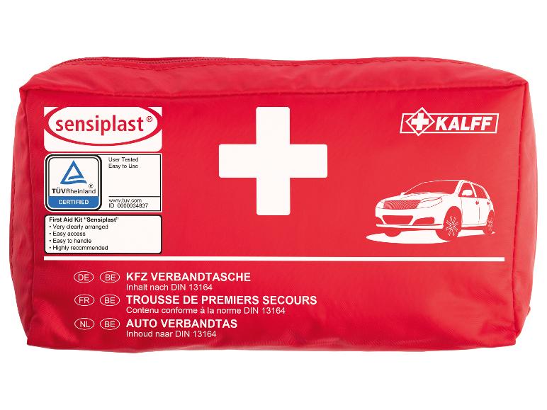 Een rode EHBO-kit met een wit kruis, gecertificeerd en een auto-illustratie.