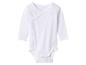 Een wit rompertje met lange mouwen en zijsluiting.