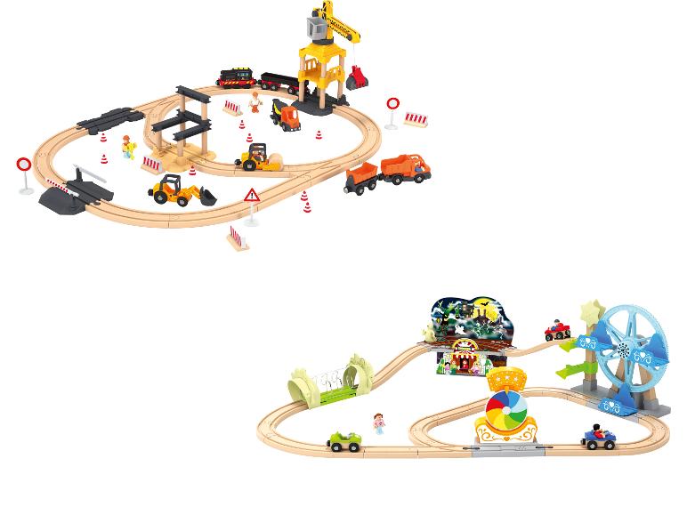 Twee houten treinsetten: een bouwplaats met voertuigen en een kermis met attracties.
