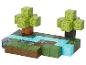 Minecraft-achtige bouwblokkenset met bomen, rivier en terrein.