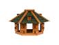 Houten vogelvoederhuisje met groen dak, geïsoleerd op een witte achtergrond.