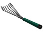 Een groene handhark met metalen tanden.