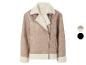 Beige pilotenjack met crèmekleurige sherpa voering en rits.