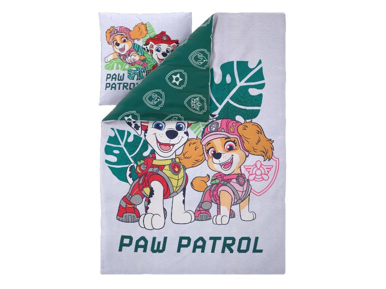 Kinderbeddengoed met de figuren Marshall en Skye van de Paw Patrol, tegen een achtergrond van tropische bladeren.