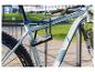 Mountainbike met een grijs U-slot, vastgemaakt aan een fietsenrek