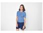 Vrouw in een blauwe geribbelde poloshirt en marineblauwe shorts.