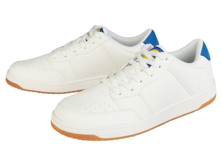 Twee paar witte sneakers met blauwe accenten.