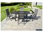 Buiten eethoek met donkergrijze tafel en vier stoelen op een houten terras.
