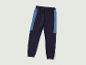 Donkerblauwe joggingbroek met blauwe strepen.