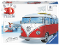 3D-puzzel van een klassieke rood-witte camper met draaiende wielen.