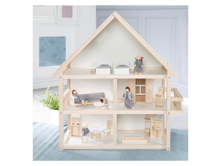 Een mooi, houten poppenhuis met twee verdiepingen, poppen en meubels in Scandinavische stijl.