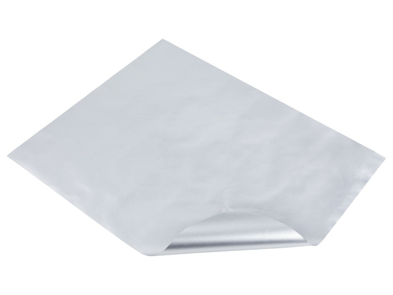 Een vel zilverkleurig bakpapier.