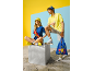Twee mensen in casual zomerkleding, met bucket hats, T-shirts en boodschappentassen.