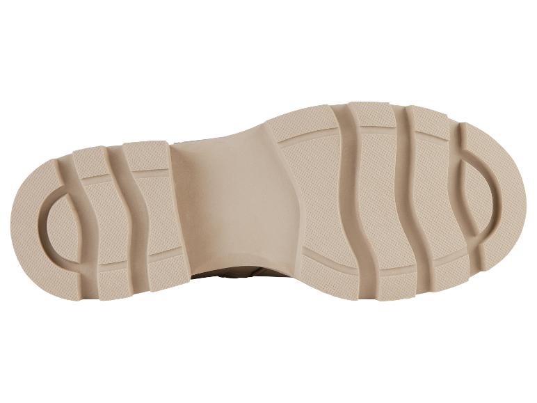 De rubberen zool van een bruine schoen