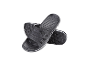 Zwarte slippers met witte strepen en een gestructureerde zool.