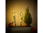 Halloween skelet handen met LED-verlichting, pompoenen en een kleine dennenboom in een metalen plantenbak.