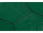 Interieur van een groene kas met metalen frames.