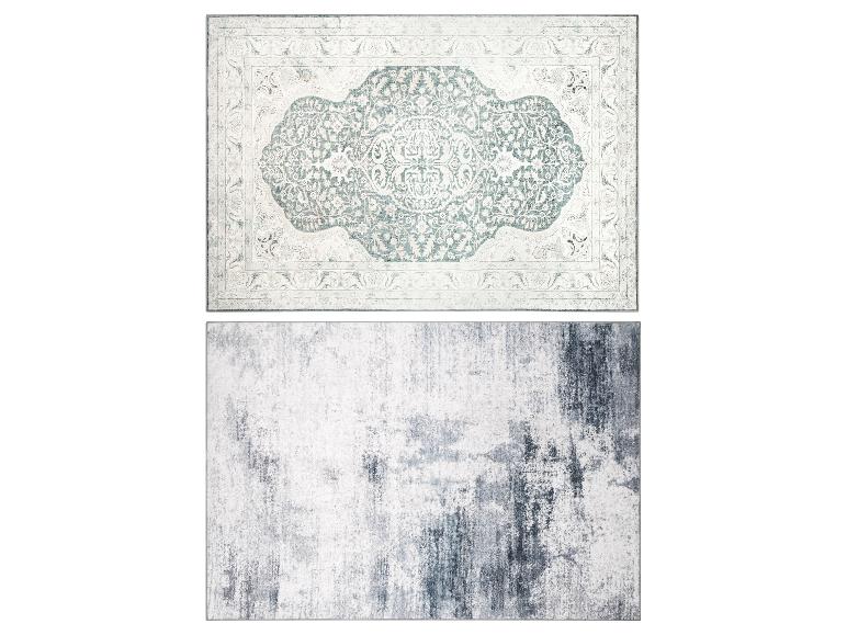 Twee vloerkleden: één met een traditioneel bloemenpatroon in lichtblauw en wit, en één met een modern abstract grijs en wit design.