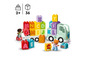 LEGO DUPLO speelgoed met een vrachtwagen, blokken met letters en figuurtjes.