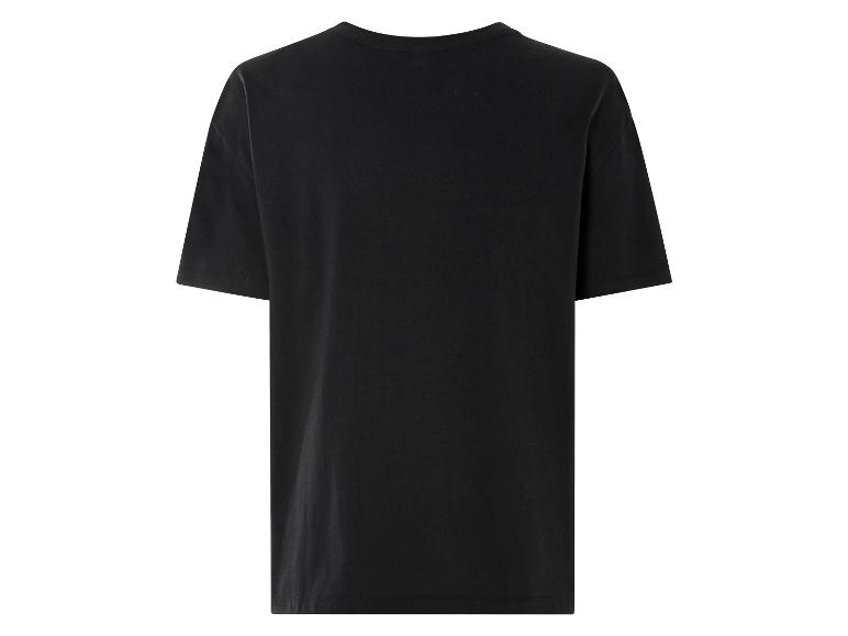 Een zwart T-shirt met korte mouwen.