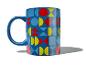 Blauwe mok met kleurrijke geometrische patronen in rood, geel en lichtblauw.