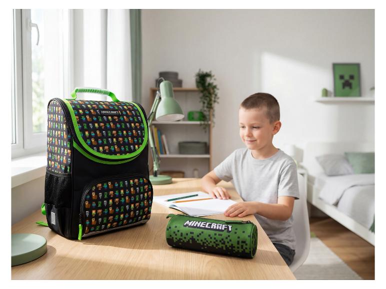 Rugzak en etui met videogamepatroon, met een kind dat tekent aan een bureau.