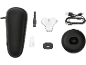 Een set accessoires voor een elektrisch scheerapparaat, inclusief reisetui, reinigingsborstel, mesbeschermer, oplaadkabel, olie, USB-adapter en oplaadstation.