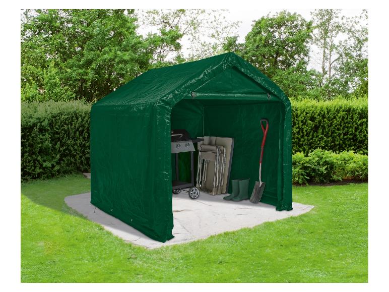 Een groene zeildoekoverkapping met een barbecue, klapstoelen en tuingereedschap.