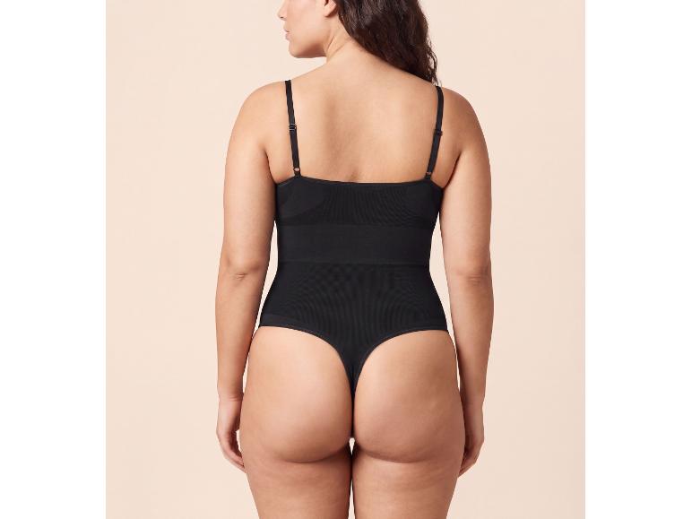 Vrouw van achteren in zwarte bodysuit met string.