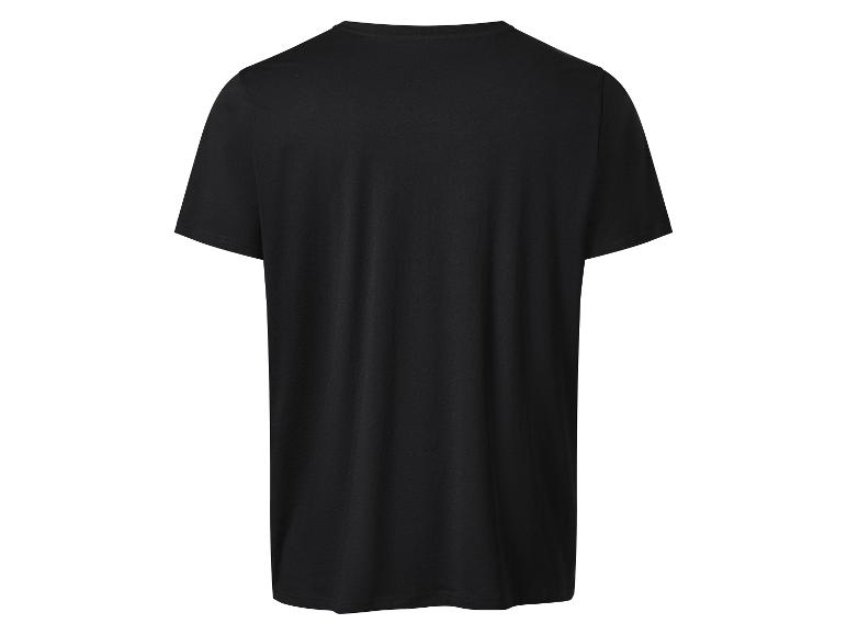 Achterkant van een zwart heren t-shirt.