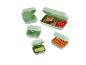 Groene lunchboxen: sandwiches, wortels en komkommers.