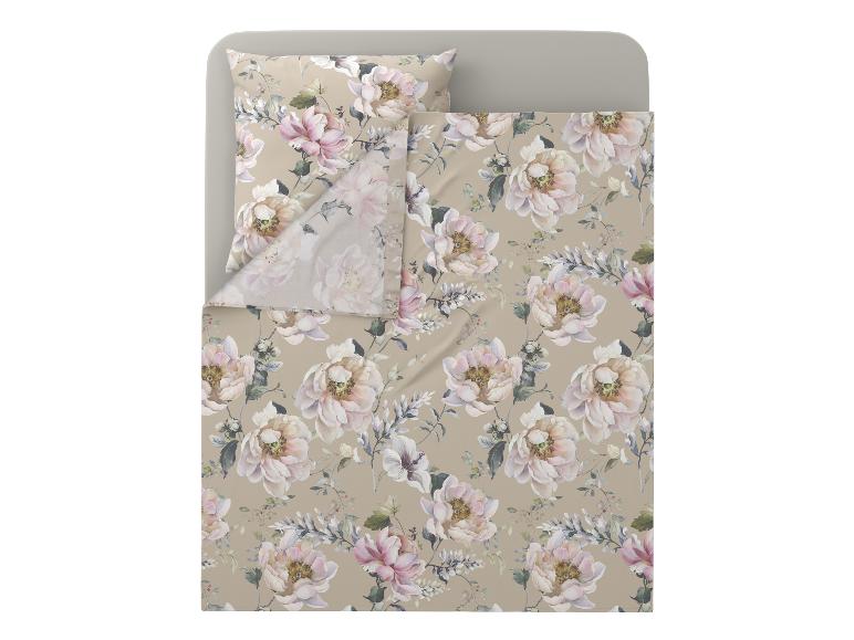 Dekbedovertrekset met bloemenpatroon van lichtroze en witte pioenrozen op een beige achtergrond.