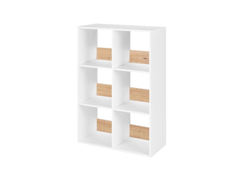 Witte wandkast met zes vakken, waarvan sommige met lichte houten achterpanelen.