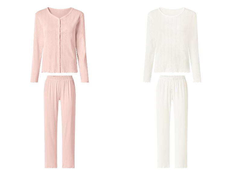 Twee sets pyjama's: één roze met een vestje en lange broek, en één witte met een shirt en lange broek.